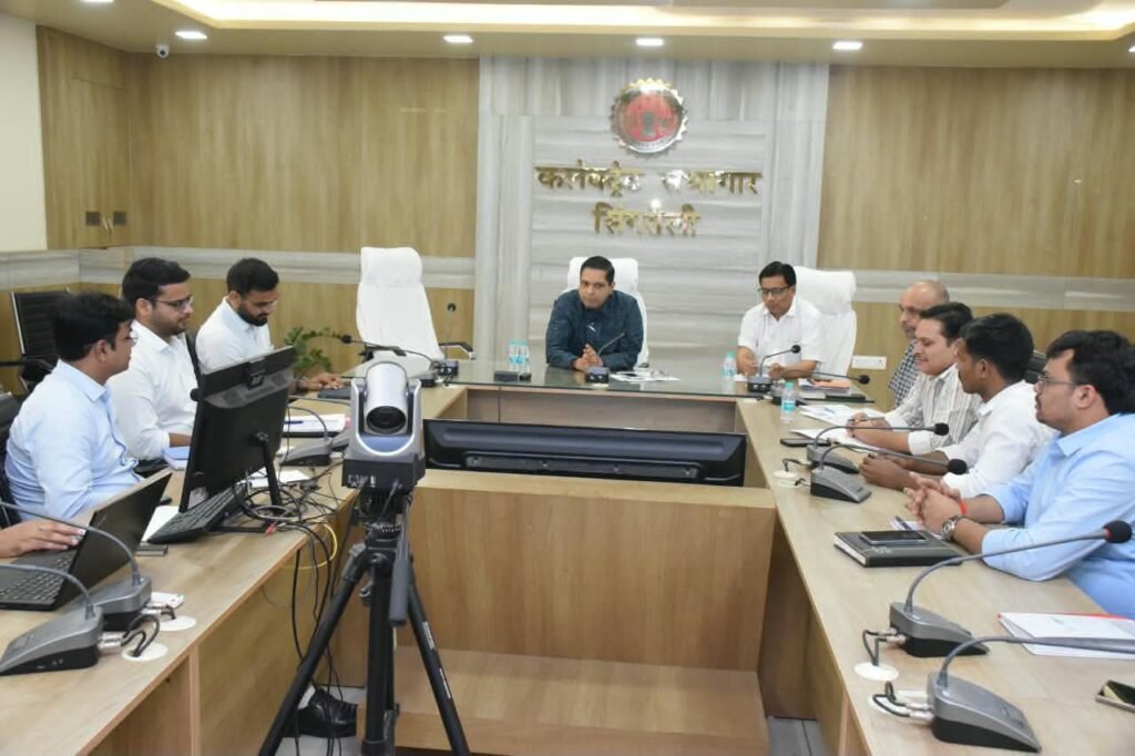 सिंगरौली : कलेक्टर ने की राजस्व विभाग के कार्यों की समीक्षा.स्वामित्व योजना, लंबित राजस्व प्रकरणों एवं जनगणना-2027 की तैयारियों में तेजी लाने के निर्देश। - सिंगरौली, मध्य प्रदेश