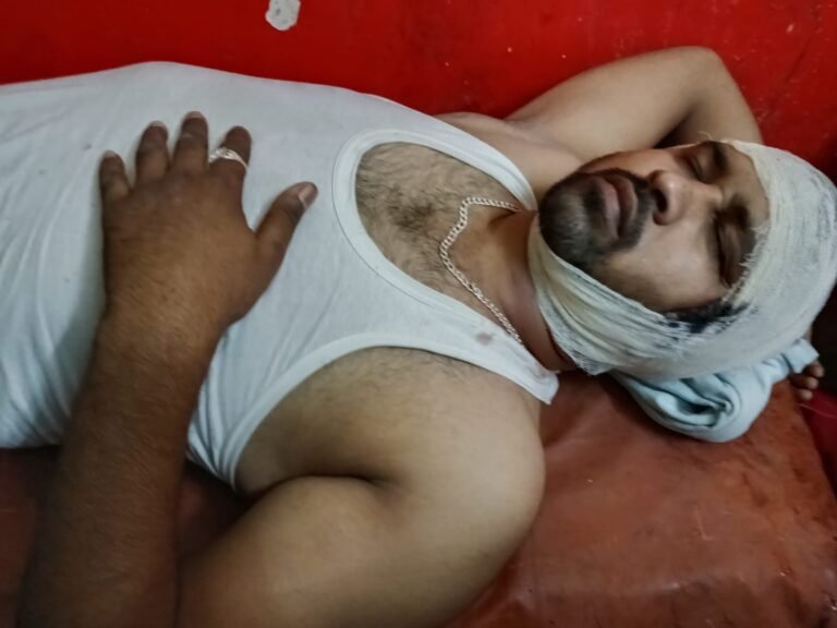 बरखुरदार पुर के 2 युवक घायल सड़क पर पलट गई चार पहिया