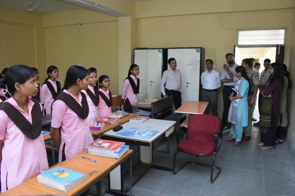 सिंगरौली: रीवा कमिश्नर ने कन्या शिक्षा परिसर का किया निरीक्षण, व्यवस्थाओं में सुधार के दिए निर्देश। - सिंगरौली, मध्य प्रदेश