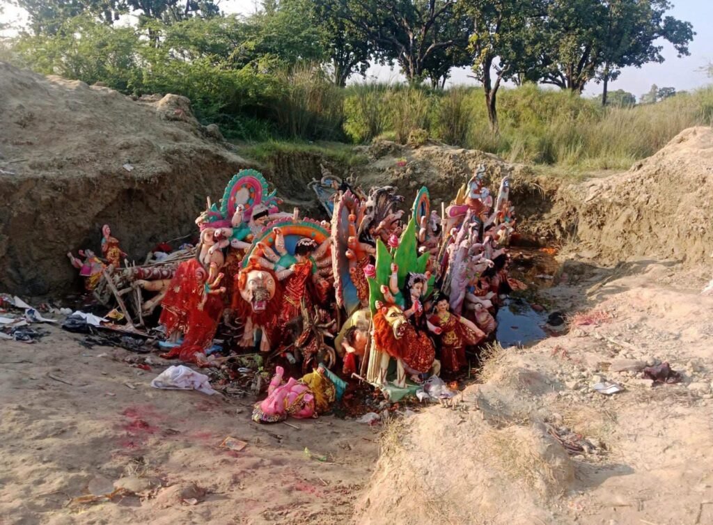 नसीराबाद में प्रशासन की लापरवाही! 😡 भू-विसर्जित मूर्तियां खुले में पड़ीं, क्षेत्रीय लोगों में आक्रोश। आखिर जिम्मेदार कौन? 🙏 1 नसीराबाद में प्रशासन की लापरवाही! 😡 भू-विसर्जित मूर्तियां खुले में पड़ीं, क्षेत्रीय लोगों में आक्रोश। आखिर जिम्मेदार कौन? 🙏 - RAE BARELI, उत्तर प्रदेश