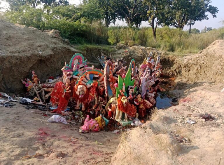 नसीराबाद में प्रशासन की लापरवाही! 😡 भू-विसर्जित मूर्तियां खुले में पड़ीं, क्षेत्रीय लोगों में आक्रोश। आखिर जिम्मेदार कौन? 🙏