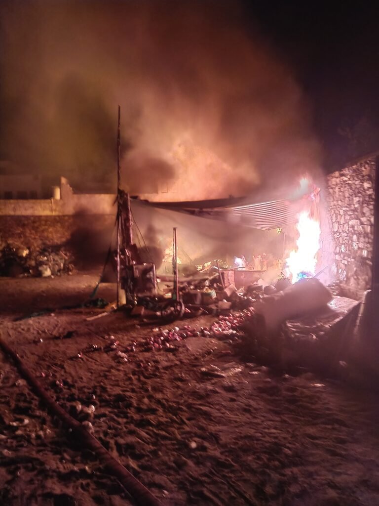 डेगाना के गायत्री मंदिर के पास कबाड़ी की दुकान में लगी भीषण आग, लाखों का सामान जलकर खाक*