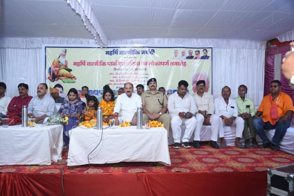 वाल्मीकि जयंती पर बस स्टैंड में वाल्मीकि प्रतिमा का अनावरण 1 वाल्मीकि जयंती पर बस स्टैंड में वाल्मीकि प्रतिमा का अनावरण - श्योपुर, मध्य प्रदेश
