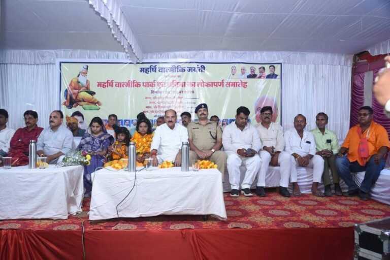 वाल्मीकि जयंती पर बस स्टैंड में वाल्मीकि प्रतिमा का अनावरण