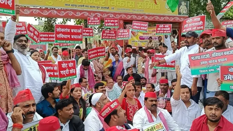 वाराणसी: ‘लोकतंत्र बचाओ, ज्ञानेश हटाओ’ अभियान के तहत सपा व इंडिया गठबंधन ने राष्ट्रपति को भेजा ज्ञापन