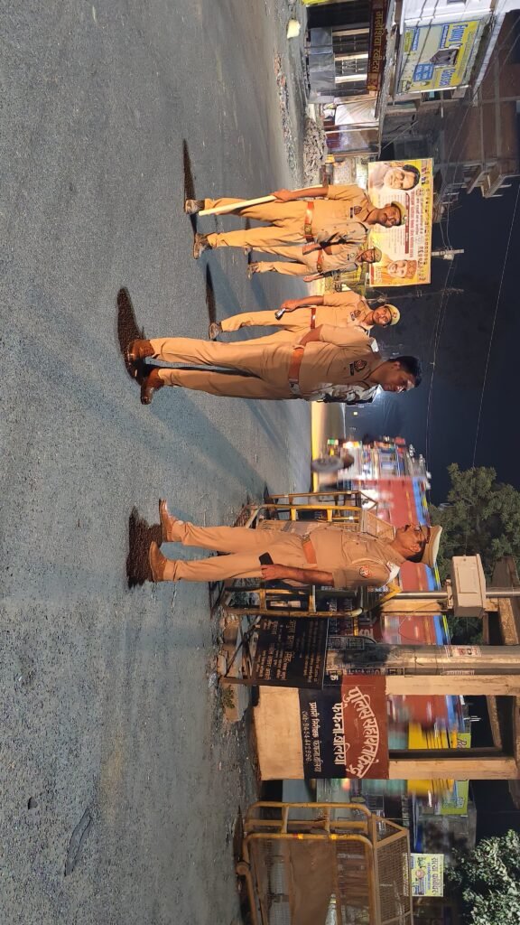 एएसपी संजय वर्मा ने फेफना में खुद संभाली चेकिंग की कमान, परखी सुरक्षा व्यवस्था 1 एएसपी संजय वर्मा ने फेफना में खुद संभाली चेकिंग की कमान, परखी सुरक्षा व्यवस्था - BALLIA, उत्तर प्रदेश