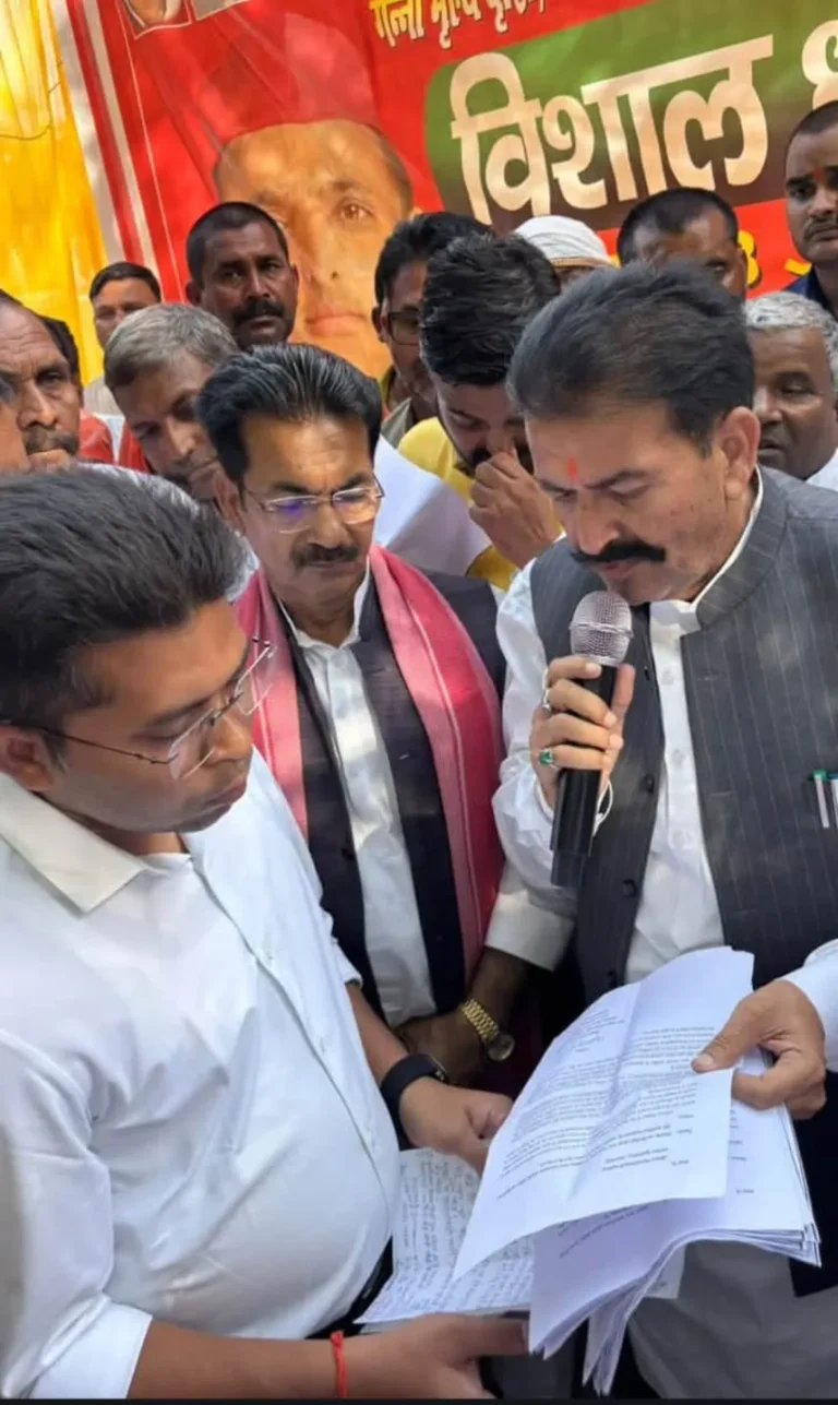 Kushinagar : गन्ना मूल्य वृद्धि को लेकर सपा का कलेक्ट्रेट पर जोरदार प्रदर्शनगन्ने का मूल्य 600 रुपये प्रति क्विंटल करने की मांग उठायी