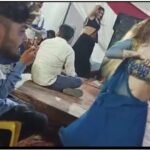 शादी समारोह में आर्केस्ट्रा प्रोग्राम कार्यक्रम में अश्लीलता परोसती नृत्यांगना प्रशासन हुआ मौन