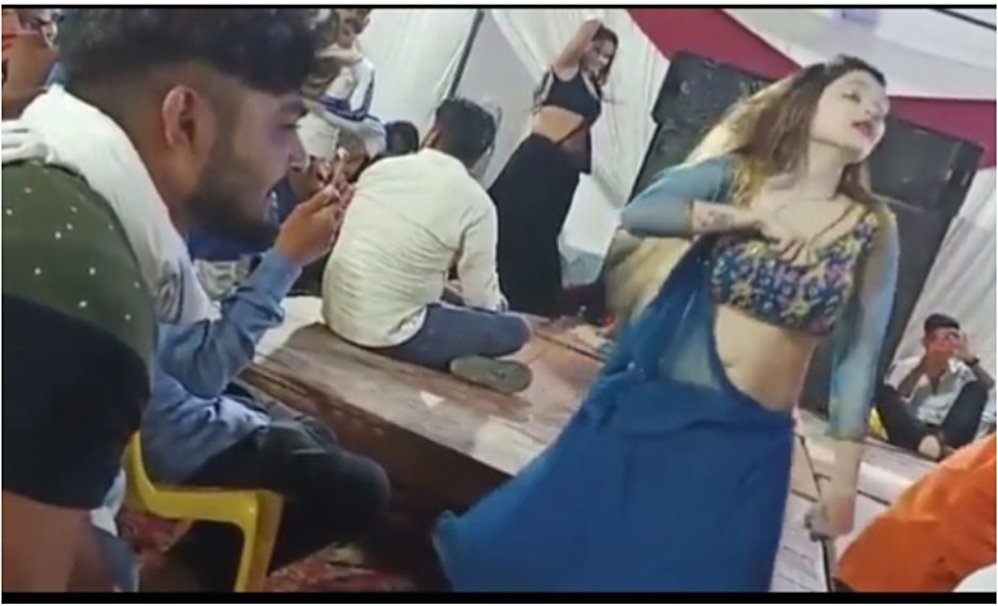 शादी समारोह में आर्केस्ट्रा प्रोग्राम कार्यक्रम में अश्लीलता परोसती नृत्यांगना प्रशासन हुआ मौन 1 शादी समारोह में आर्केस्ट्रा प्रोग्राम कार्यक्रम में अश्लीलता परोसती नृत्यांगना प्रशासन हुआ मौन - GONDA, उत्तर प्रदेश