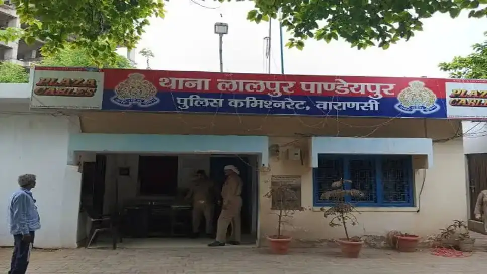 वाराणसी के लालपुर-पांडेयपुर थाना क्षेत्र अंतर्गत पांडेयपुर में साधु के वेश में आए एक शातिर ठग ने झाड़फूंक और ढोंग-पाखंड का जाल बिछाकर एक व्यक्ति को अपना शिकार बना लिया। शातिर जालसा 1 वाराणसी के लालपुर-पांडेयपुर थाना क्षेत्र अंतर्गत पांडेयपुर में साधु के वेश में आए एक शातिर ठग ने झाड़फूंक और ढोंग-पाखंड का जाल बिछाकर एक व्यक्ति को अपना शिकार बना लिया। शातिर जालसा - CHANDAULI, उत्तर प्रदेश