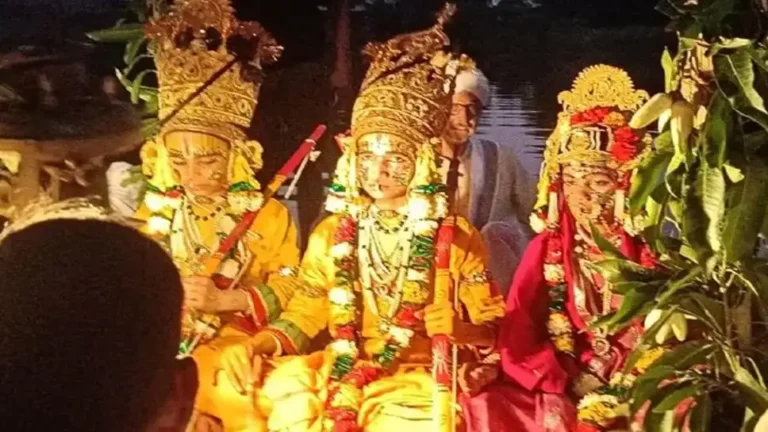 वटवृक्ष के दूध से बनाई जटा, बिलख पड़े मंत्री सुमंत दसवें दिन की लीला का शुभारंभ निषादराज के आश्रम से हुआ। प्रभु श्रीराम ने वटवृक्ष का दूध मंगाकर अपनी और लक्ष्मण जी की जटाएं बनाईं।