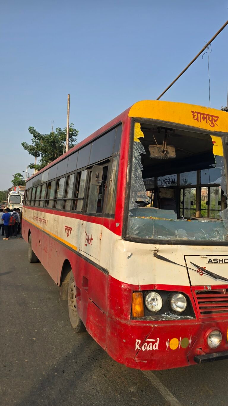 कांठ में रोडवेज बस हादसे का शिकार, बस का अगला हिस्सा और शीशे क्षतिग्रस्त