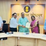 44 साल बाद उषा गर्ग को मिला न्याय, महापौर के हाथों भूखंड का पट्टा पाकर छलक पड़े खुशी के आंसू