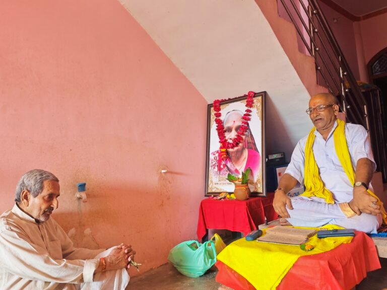 प्रेम देवी पाण्डेय के निधन पर गरुड़ पुराण कथा का आयोजन, पति एवं तीनों पुत्र श्रद्धापूर्वक निभा रहे धार्मिक दायित्व