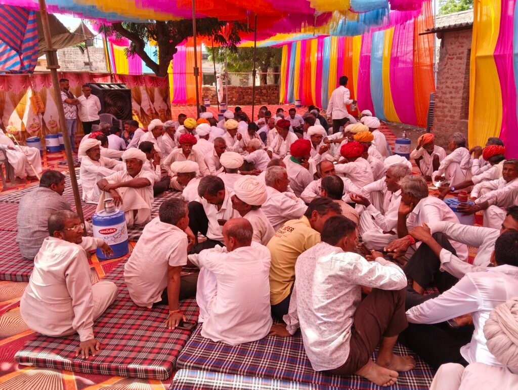 गाजन गढ़ में सरपंच उम्मीदवार श्यामलाल सुथार के घर चार गांवों की विशाल जनसभा का आयोजन किया गया 1 गाजन गढ़ में सरपंच उम्मीदवार श्यामलाल सुथार के घर चार गांवों की विशाल जनसभा का आयोजन किया गया - PALI, राजस्थान