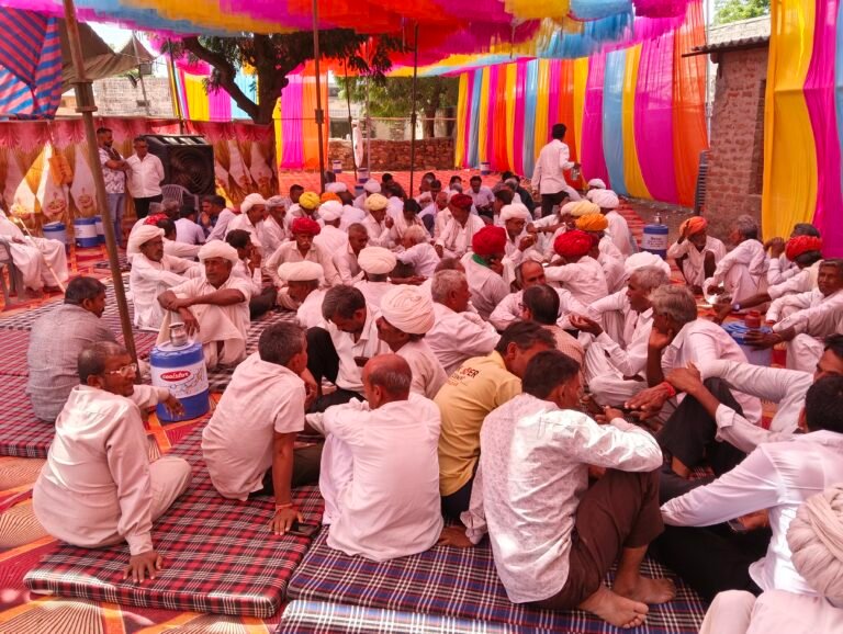 गाजन गढ़ में सरपंच उम्मीदवार श्यामलाल सुथार के घर चार गांवों की विशाल जनसभा का आयोजन किया गया