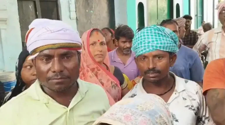 वाराणसी: दुर्गाकुंड में नगर निगम के सफाईकर्मियों का प्रदर्शन, वेतन कटौती और रिश्वत के आरोपों से गरमाया माहौल
