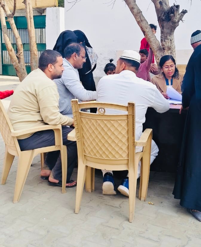 पूर्व विधायक असलम चौधरी की टीम ने बीएलओ के साथ किया मतदाता सूची का निरीक्षण, नए वोट बनवाने में की मदद