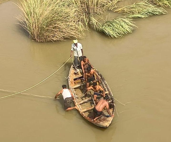 गोताखोरों ने नदी में गिरा ट्रक खोजा,नहीं निकल पाई हाइड्रा मशीन