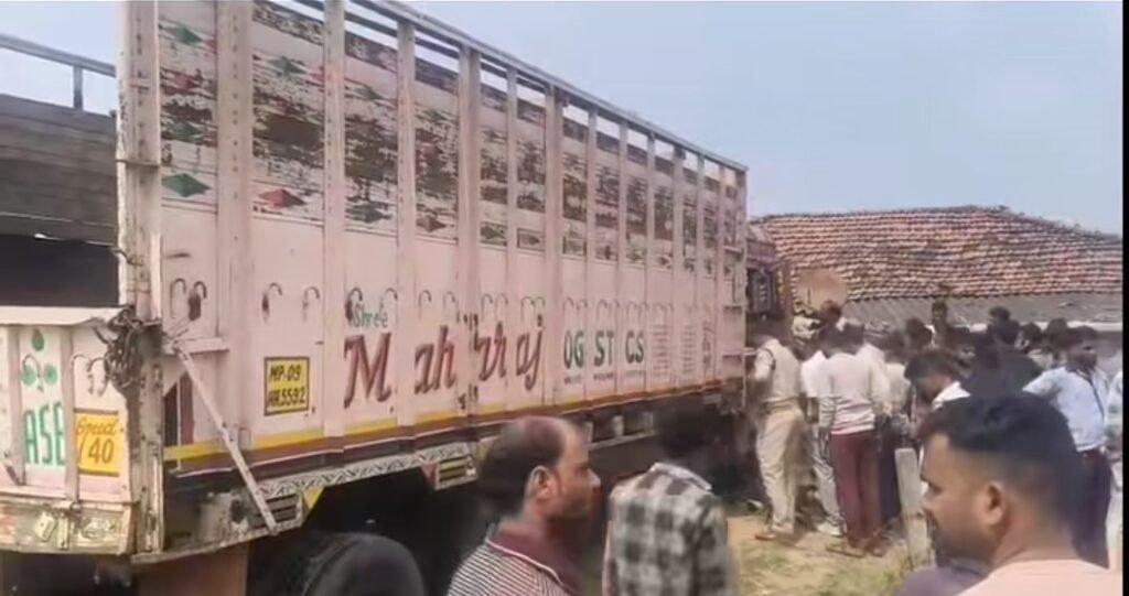 छिंदवाड़ा के जुन्नारदेव में बेकाबू ट्रक घर में जा घुसा। - छिन्दवाड़ा, मध्य प्रदेश