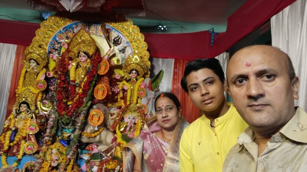 कचरापारा में दुर्गा पूजा पंडालों में उमड़ा जन शैलाब 1 कचरापारा में दुर्गा पूजा पंडालों में उमड़ा जन शैलाब - NORTH TWENTY FOUR PARGANAS, पश्चिम बंगाल