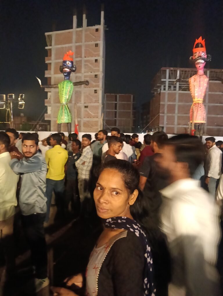 नोएडा के भंगेल सलारपुर स्थित महर्षि नगर में रावण दहन कार्यक्रम के बाद रामलीला समाप्त हो गया