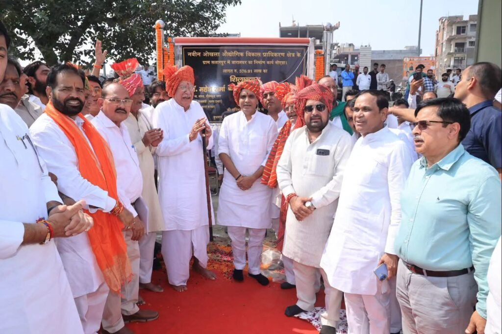 नोएडा के ग्राम सलारपुर (सेक्टर-81) के ग्रामीणों की लंबे समय से चली आ रही मांग को पूरा करते हुए आज गाँव में लगभग ₹5 करोड़ 77 लाख की लागत से बनने वाले नए आधुनिक कम्युनिटी सेंटर/बारात - GAUTAM BUDDHA NAGAR, उत्तर प्रदेश