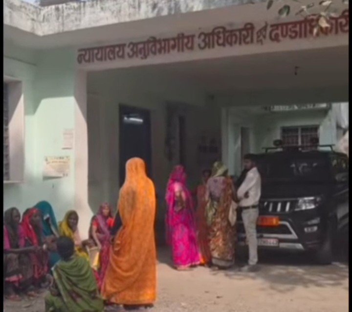आदिवासी महिलाओ ने एसडीएम कार्यालय डबरा पर दिया धरना