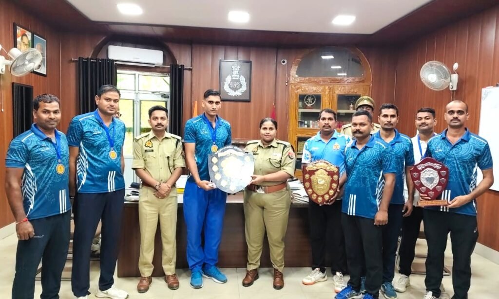 मिर्जापुर पुलिस को अंतर जनपदीय वॉलीबॉल क्लस्टर प्रतियोगिता 2026 में विजेता शील्ड प्राप्त हुआ - मिर्ज़ापुर, उत्तर प्रदेश