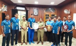 मिर्जापुर पुलिस को अंतर जनपदीय वॉलीबॉल क्लस्टर प्रतियोगिता 2026 में विजेता शील्ड प्राप्त हुआ