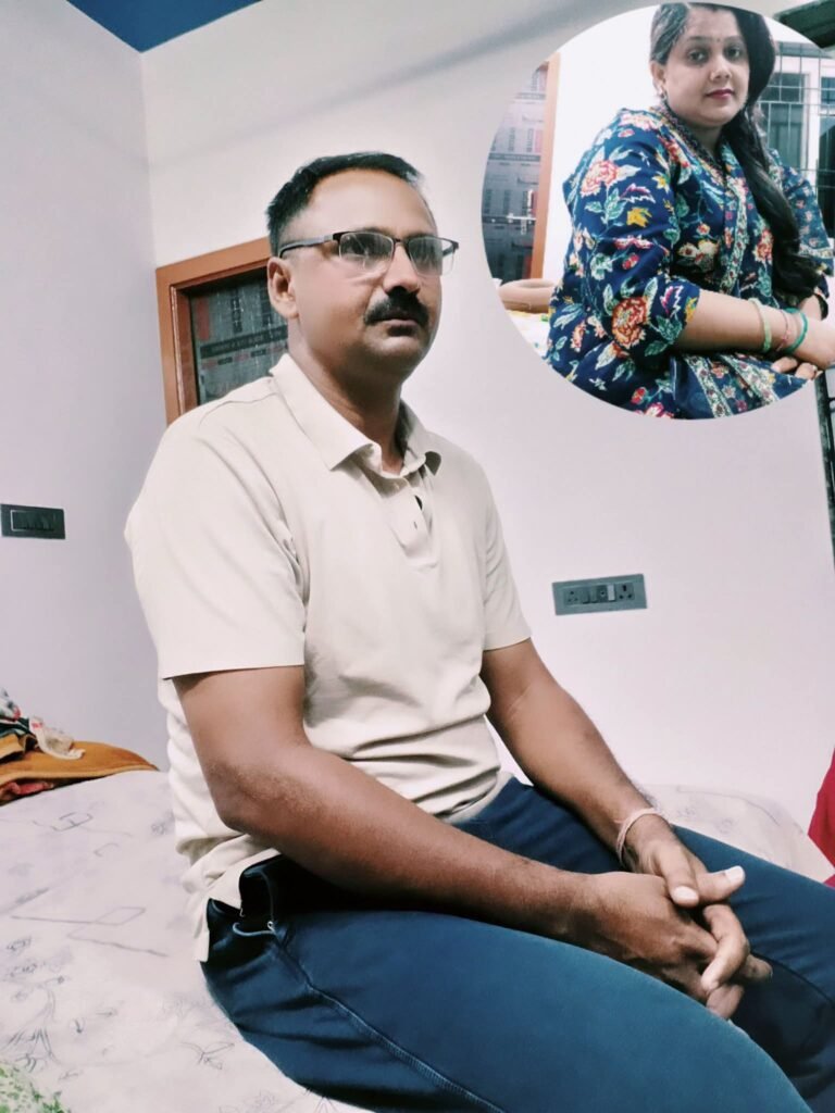 जिस बेटे की नौकरी लगने पर पूरे गांव में मिठाई बँटी थी, उसी बेटे के घर लौटने पर उसकी माँ ने पूछा— “बेटा, तुम कौन हो?” और फिर जो हुआ, उसने पूरे परिवार की जिंदगी बदल दी…