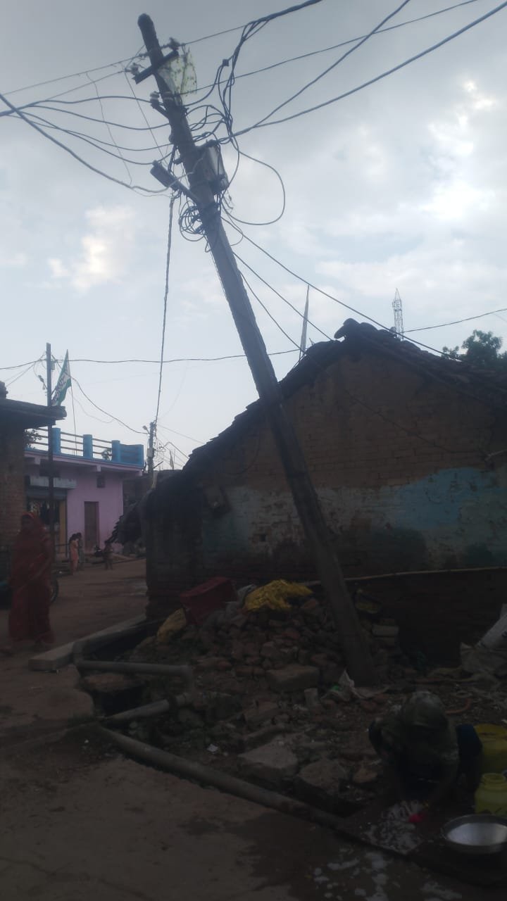 *दो महीने से जर्जर खंभा नहीं बदला, शिकायतों के बाद भी कार्रवाई का इंतजार*