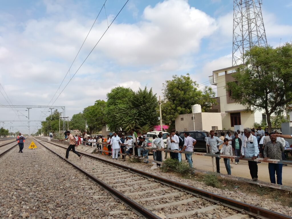 डेगाना। पंचायत समिति क्षेत्र की ग्राम पंचायत गुणशली में मतदान केंद्र तक पहुंचने के लिए मतदाताओं को भारी परेशानी का सामना करना पड़ रहा है। मतदान केंद्र गांव के दूसरे छोर पर स्थित हो - NAGAUR, राजस्थान