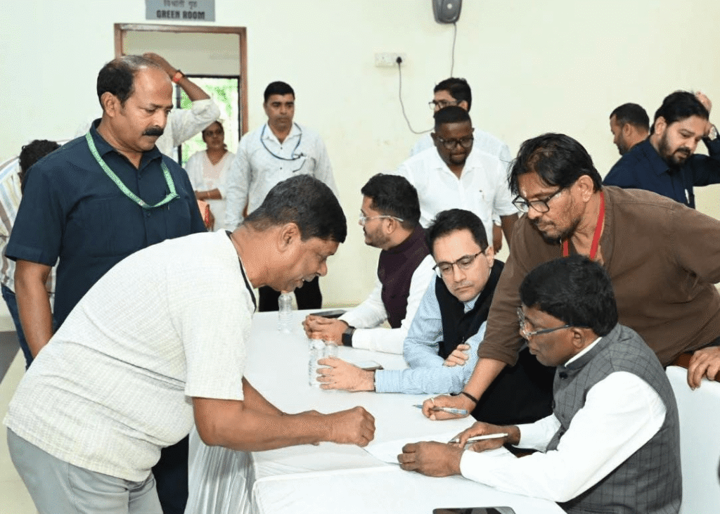 सरकार आपके द्वार’ कार्यक्रम में मंत्री रमेश तवडकर ने सुनीं नागरिकों की समस्याएं 1 सरकार आपके द्वार’ कार्यक्रम में मंत्री रमेश तवडकर ने सुनीं नागरिकों की समस्याएं - SOUTH GOA, गोवा