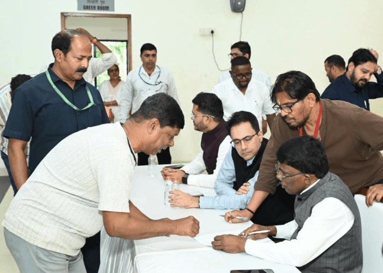 सरकार आपके द्वार’ कार्यक्रम में मंत्री रमेश तवडकर ने सुनीं नागरिकों की समस्याएं