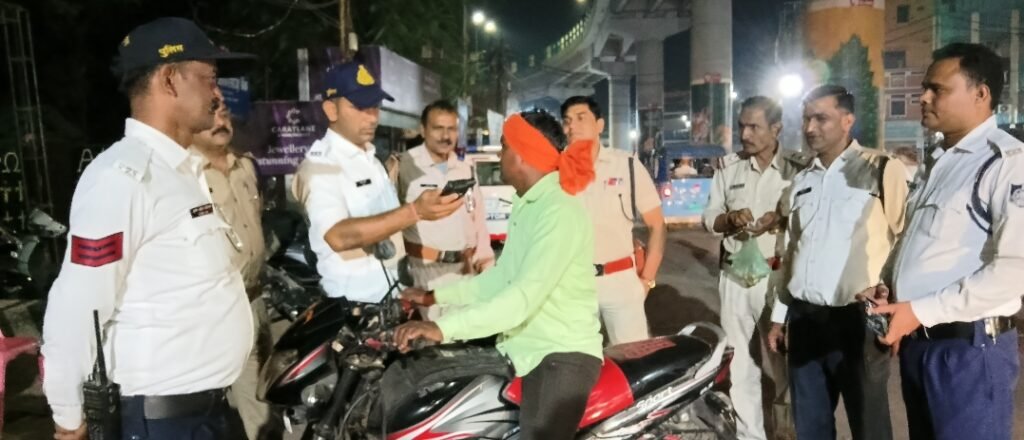 यातायात पुलिस की सख्त कार्रवाई,, दो वाहन चालकों पर 185 की कार्रवाई 1 यातायात पुलिस की सख्त कार्रवाई,, दो वाहन चालकों पर 185 की कार्रवाई - कटनी, मध्य प्रदेश