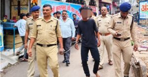 पुरानी रंजिश के चलते डेयरी संचालक पर जानलेवा हमला 24 घंटे में ही आरोपी को किया गिरफतार लूटी हुई सोने की चैन पंच एवं धार धार चाकू बरामद