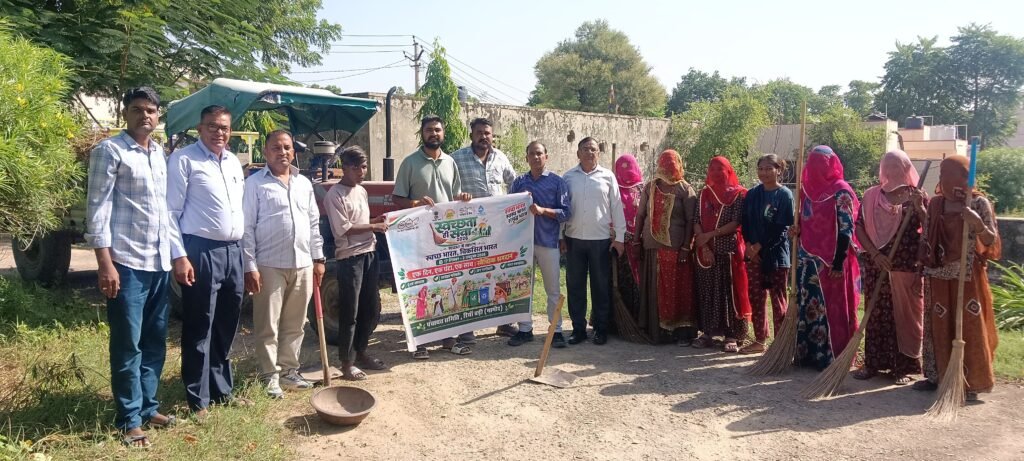 स्वच्छता ही सेवा अभियान के तहत रियांबड़ी में श्रमदान, विकास अधिकारी ने खुद उठाया कचरा 1 स्वच्छता ही सेवा अभियान के तहत रियांबड़ी में श्रमदान, विकास अधिकारी ने खुद उठाया कचरा - NAGAUR, राजस्थान