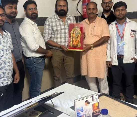 श्रीराम सेना के राष्ट्रीय अध्यक्षने प्रभु श्री राम जी की स्मृति चिन्ह देखकर सम्मानित किया ।