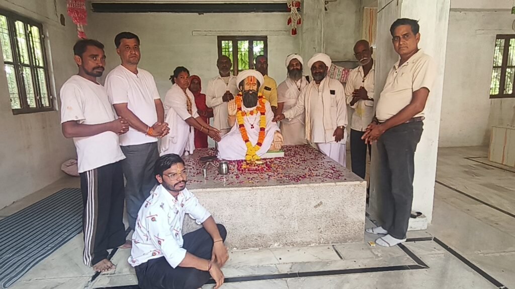 पादूकलां में श्रीमहंत कपिलदास महाराज की आठवीं पुण्यतिथि मनाई, संत समागम में उमड़े श्रद्धालु 1 पादूकलां में श्रीमहंत कपिलदास महाराज की आठवीं पुण्यतिथि मनाई, संत समागम में उमड़े श्रद्धालु - NAGAUR, राजस्थान