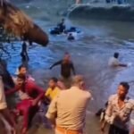 ऐसे पुलिस वाले को तुरंत संस्पेंड किया जाय और भविष्य में किसी के साथ ऐसा नहीं करने की चेतावनी के साथ