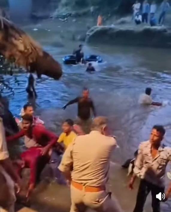 ऐसे पुलिस वाले को तुरंत संस्पेंड किया जाय और भविष्य में किसी के साथ ऐसा नहीं करने की चेतावनी के साथ