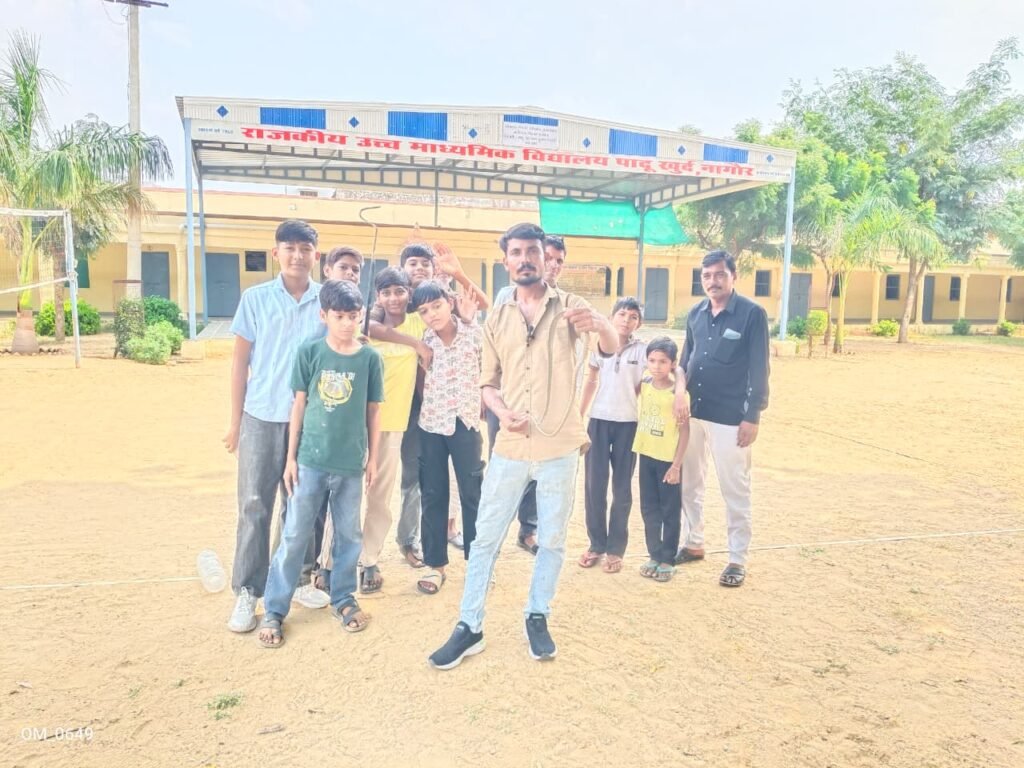 राजकीय स्कूल में घुसे रेड स्नेक और मॉनिटर लिजर्ड, सर्प मित्र ने किया सुरक्षित रेस्क्यू 1 राजकीय स्कूल में घुसे रेड स्नेक और मॉनिटर लिजर्ड, सर्प मित्र ने किया सुरक्षित रेस्क्यू - NAGAUR, राजस्थान