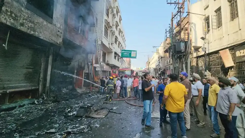 Varanasi Fire News: मदनपुरा में झाड़ू और पेंट की दुकान में लगी भीषण आग, ज्वेलरी शॉप और गेस्ट हाउस तक फैली लपटें - CHANDAULI, उत्तर प्रदेश