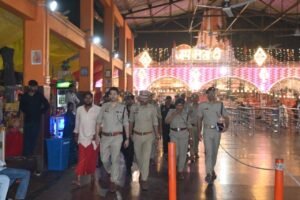 माता आद्रवन लेहड़ा देवी मंदिर पहुंचे एसपी शक्ति मोहन अवस्थी, सुरक्षा व्यवस्था का लिया जायजा। 3 FB IMG 1792165689170