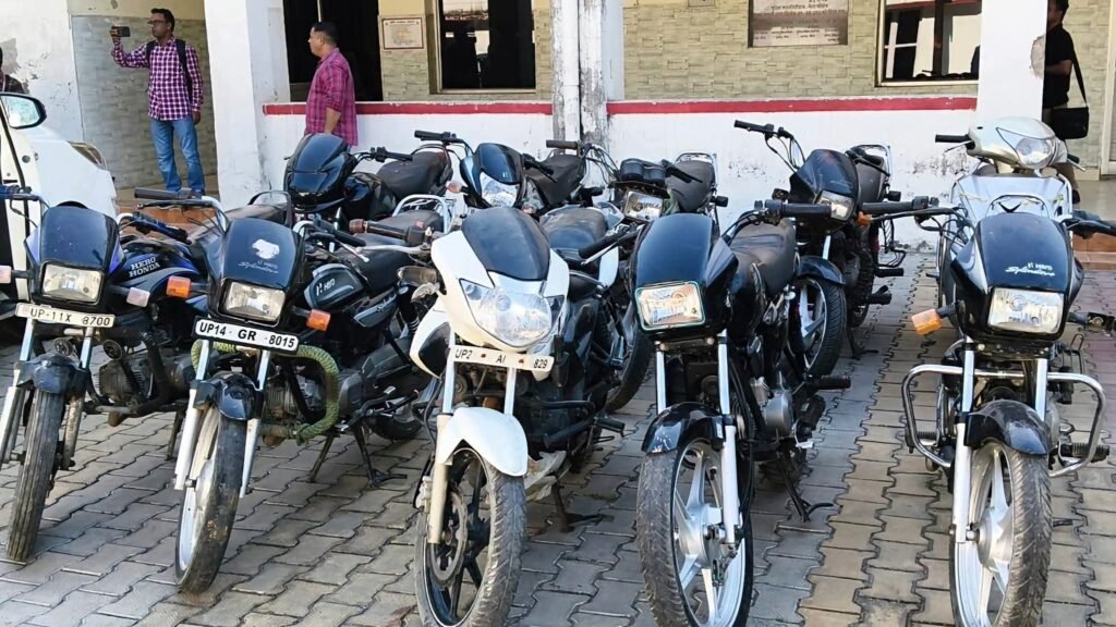 मेरठ में वाहन चोर गिरोह का पर्दाफाश, चोरी की 8 मोटरसाइकिल बरामद 1 मेरठ में वाहन चोर गिरोह का पर्दाफाश, चोरी की 8 मोटरसाइकिल बरामद - MEERUT, उत्तर प्रदेश