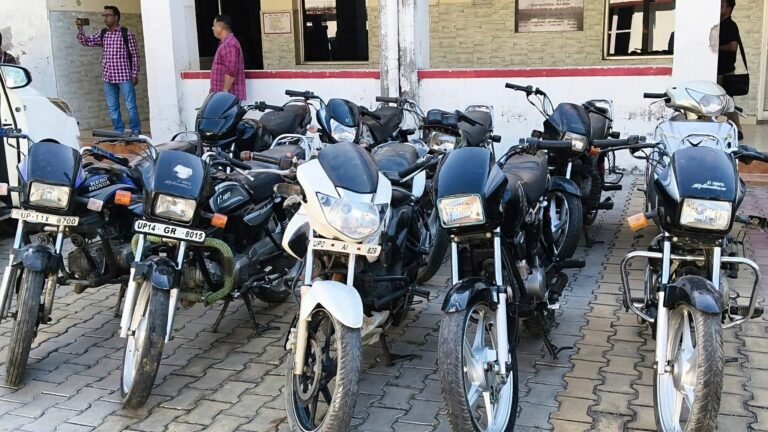 मेरठ में वाहन चोर गिरोह का पर्दाफाश, चोरी की 8 मोटरसाइकिल बरामद