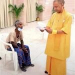 समाज के निचले पायदान का व्यक्ति कुर्सी पर बैठा है और देश के सबसे बड़े राज्य यूपी का सीएम खड़ा होकर उनकी समस्या सुन रहे है….. यही आदर्शवाद है…. जनता सर्वोपरि है…..