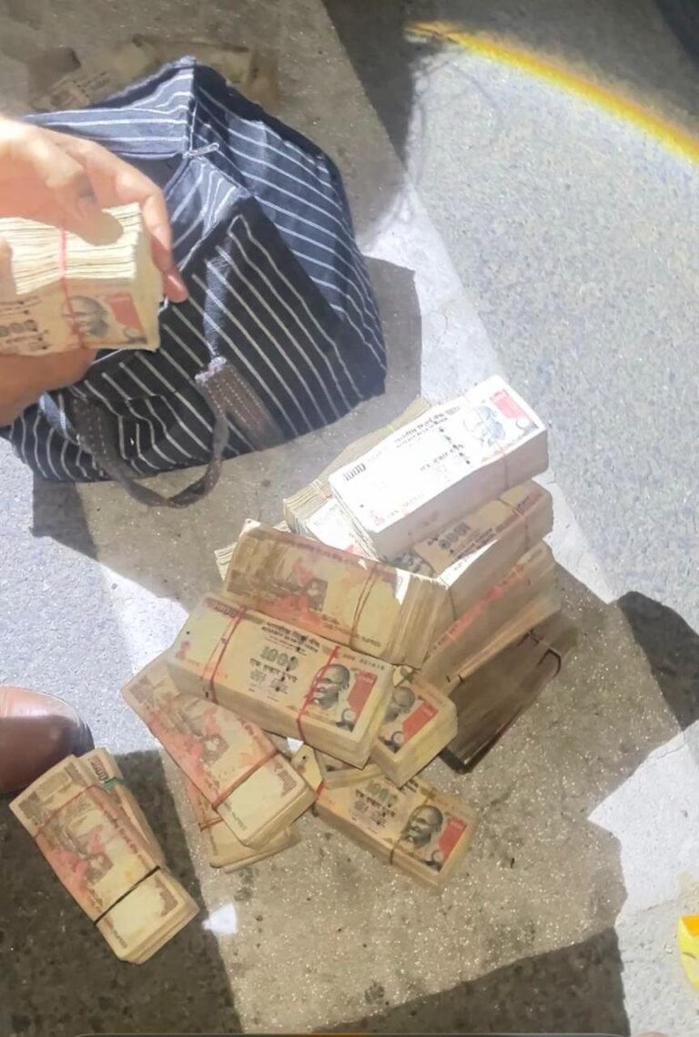 हापुड़ में ₹1.44 करोड़ के पुराने 500-1000 रुपये के नोट मिलने से हड़कंप! देवेंद्र रोहिल्ला गिरफ्तार, कमीशन पर नोट बदलने के कथित खेल की जांच