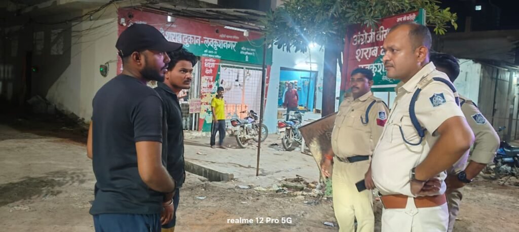 नवागत थाना प्रभारी ने शहर का भ्रमण कर आम लोगो से की चर्चा शराबियों को हड़काया 1 नवागत थाना प्रभारी ने शहर का भ्रमण कर आम लोगो से की चर्चा शराबियों को हड़काया - छ्तरपुर, मध्य प्रदेश